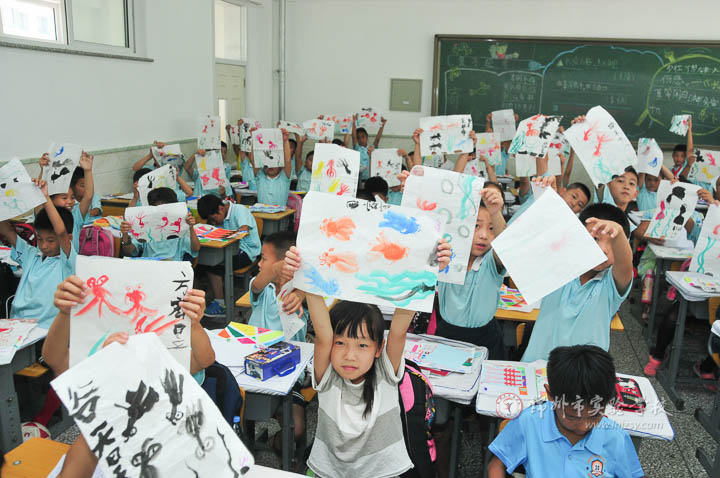 实验学校小学生美术课收获丰美