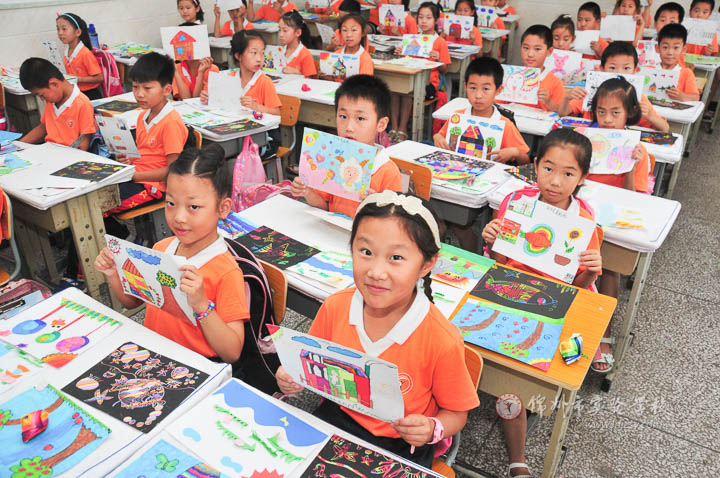实验学校小学生美术课收获丰美