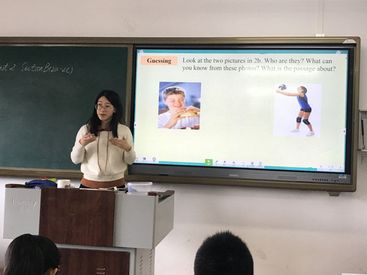 高晓艺老师在上英语课