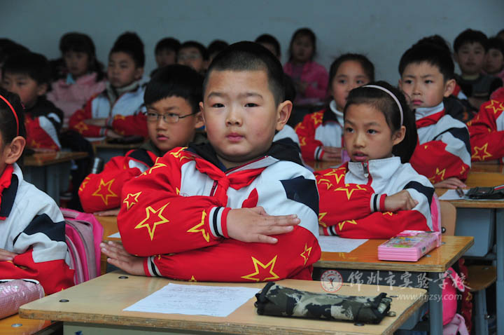 小学生正确坐姿图片