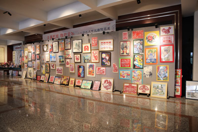 美术展台花繁叶茂